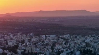 Lefkoşe, Kıbrıs 'ta günbatımının hava manzarası. Şehrin caddelerinin üzerindeki güzel gökyüzü şehir manzaralı güneş ışınları altında. Yüksek kalite 4k görüntü
