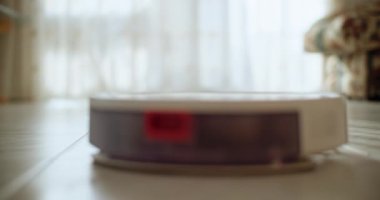 Akıllı ev. Robot elektrikli süpürge. Binayı temizlemede teknik yardım. İnsanlara yardım eden son teknolojiler. Yüksek kalite 4k görüntü