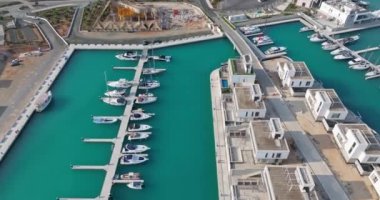 Hava manzaralı Ayia Napa Marina Kıbrıs. Lüks yatlar ve motorlu tekneler Akdeniz 'in turistik bir kasabasında demirlemiş durumda. Yüksek kalite 4k görüntü