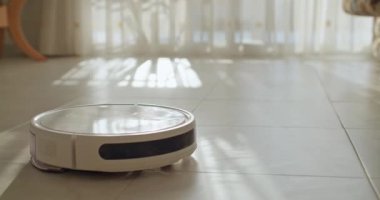 Evi otomatik olarak temizleyen bir robot elektrik süpürgesinin yakın çekimi. Akıllı bir ev ve yerleri süpürmek için son teknoloji asistanları. Yüksek kalite 4k görüntü