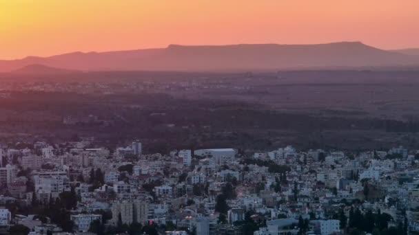 키프로스 니코시아의 일몰의 풍경과 광선에 도시의 아름다운 고품질 — 비디오