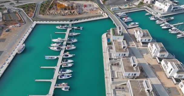 Flygfoto Ayia Napa Marina Cypern Lyxjakter Och Motorbåtar Förtöjda Hamn — Stockvideo
