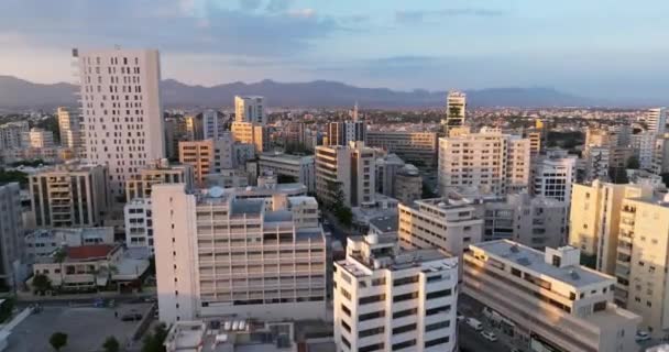 Metropolün Bölgesinde Günbatımının Hava Görüntüsü Merkezleri Turuncu Güneş Işınlarındaki Cam — Stok video