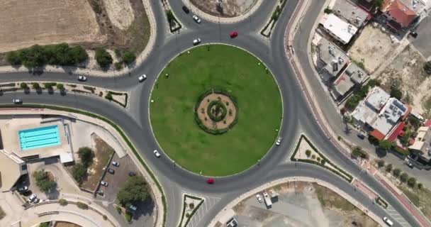 Luftaufnahme Eines Kreisverkehrs Auf Der Straße Der Stadt Autos Fahren — Stockvideo