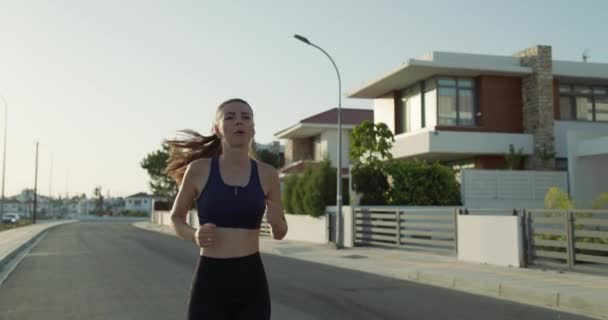 Mujer Traje Deportivo Corriendo Sunrise Trail City Buildings Imágenes Alta — Vídeos de Stock
