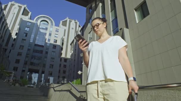 Kafkasyalı Güzel Kadını Merkezinin Yakınında Telefonla Konuşuyor Kız Akıllı Telefondan — Stok video