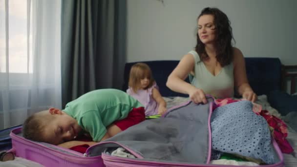 Divertente Video Preparare Una Valigia Viaggio Mare Con Bambini Figlio — Video Stock