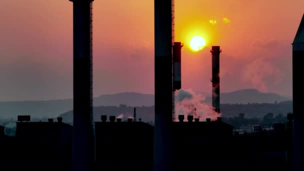 日落时空中观看火力发电厂 生态保护 土地保护 大气污染 高质量的4K镜头 — 图库视频影像