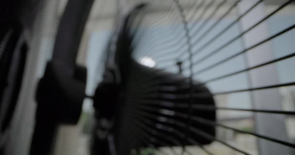 Домашній Вентилятор Працює Охолоджує Кімнату Влітку Втеча Літньої Спеки Вдома — стокове відео