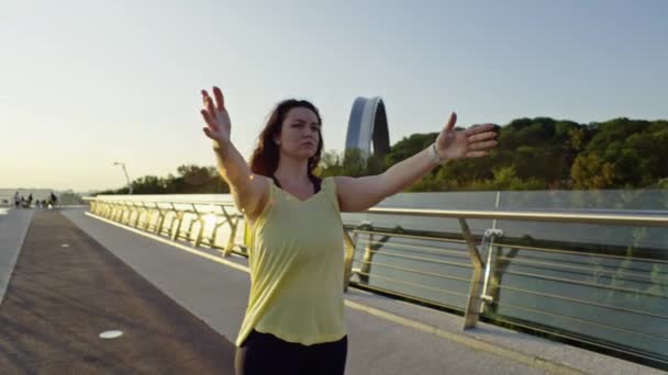 Urban Running Start Woman Performs Energizing Pre Run Routine Cityscape — Vídeo de Stock