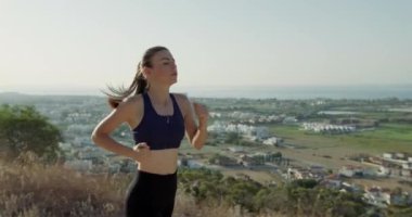 Şehir Gündoğumu Koşusu: Aktif Yaşam tarzının bir parçası olarak Atletik Kıyafette Koşan Sporcu Kadın. Yüksek kalite 4k görüntü