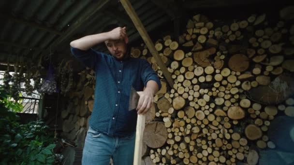 厳しい労働と冬の準備 暖炉のための農場で薪を切る男 高品質の4K映像 — ストック動画