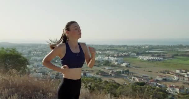 Urban Sunrise Jogging Sporty Woman Running Athletic Outfit Mitt Stadsbilden — Stockvideo