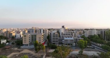 Kıbrıs Rum Kesimi 'nin Lefkoşe kentinin havadan görünüşü. Mozhernova binaları, adanın yüksek binalı caddelerinin mimarisidir. Yüksek kalite 4k görüntü