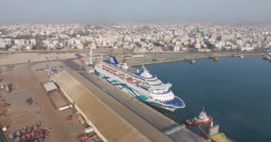 Kıbrıs adasına demirlemiş yolcu gemisinin hava manzarası. Lüks rahatlama, denizde bir gemide dinlenme, birçok turistik yeri ziyaret etme. Yüksek kalite 4k görüntü