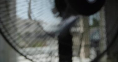 Evdeki bir odayı serinleten havalandırma vantilatörünün yakın çekimi. Soğuk havayla yaz sıcağından kurtuluş. Yüksek kalite 4k görüntü