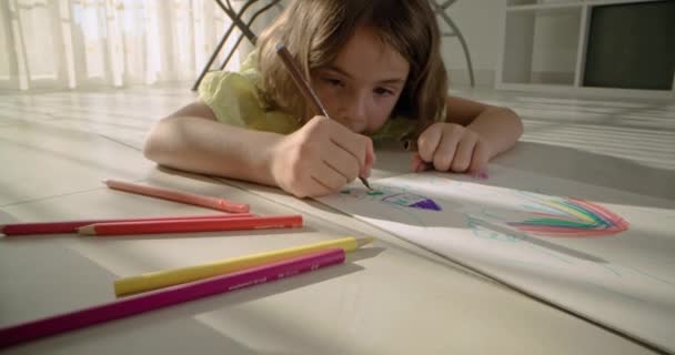 Egy Húsevő Gyerek Rajzol Egy Ceruzával Papíron Padlón Otthon Egy — Stock videók