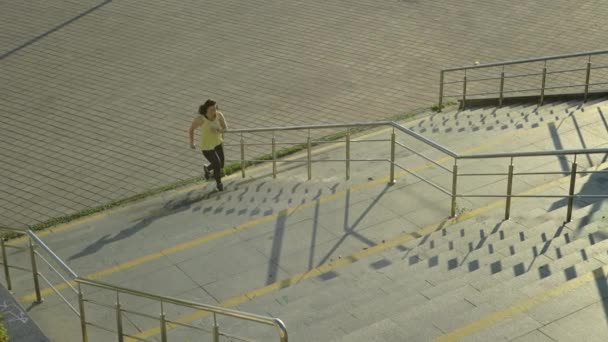 Спортивная Девушка Бежит Вверх Лестнице Городской Пейзаж Города Активный Образ — стоковое видео