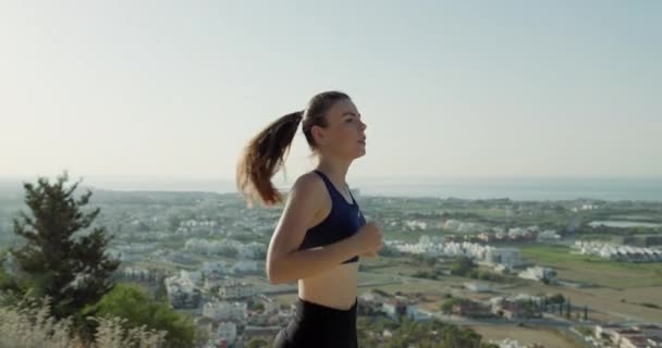 Kobieta Biegająca Widokiem Pejzaż Miasta Sportowa Aktywna Sportowa Dziewczyna Biegająca — Wideo stockowe