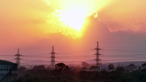 Gün Batımında Elektrik Hatlarının Havadan Görüntüsü Elektrik Tüketicilere Teslim Edilir — Stok video