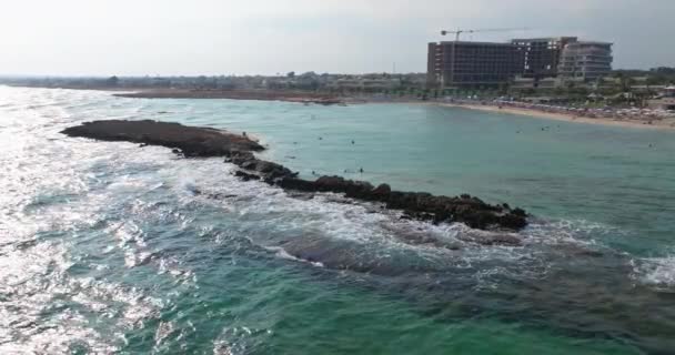 Вид Повітря Пляж Кіпр Красиві Скелі Промиті Морськими Хвилями Туризм — стокове відео
