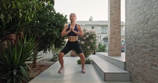 Fata Antrenează Efectuează Exerciții Fitness Curtea Casei Femeie Sportivă Frumoasă — Videoclip de stoc