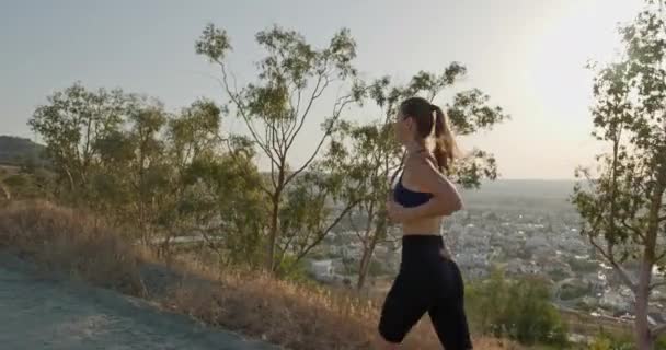 Aktivní Životní Styl Pronásledování Energická Žena Jogging Sportovní Oblečení Uprostřed — Stock video