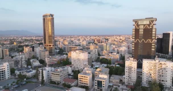 Kıbrıs Başkenti Lefkoşe Nin Havadan Manzarası Şehrin Bölgesindeki Yüksek Binaların — Stok video