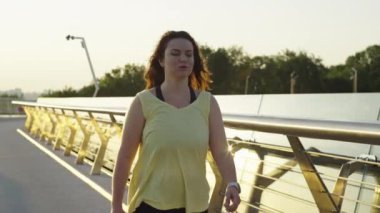 Aktif Sabah Programı: Fitness Hevesli Kadın ile Gündoğumunda Şehir Koşusu. Yüksek kalite 4k görüntü