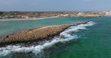Egzotik Dalgalar: Nissi Sahili 'nin havadan görünüşü, Kıbrıs, Ayia Napa, Akdeniz. Yüksek kalite 4k görüntü