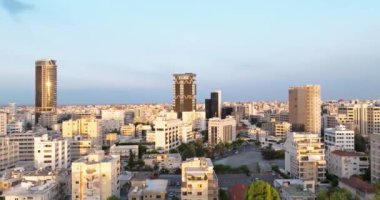 Lefkoşe Üzerinde Günbatımı: Kıbrıs Başkentleri Gökdelenleri ve Kentsel Manzaraları Hava Görüntüsü. Yüksek kalite 4k görüntü