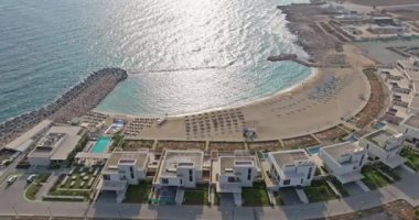 Kıbrıs 'ta Ayia Napa' nın hava manzarası. Yatı, motorlu teknesi, turizmi ve deniz eğlencesi olan marina yakınlarındaki güzel lüks oteller. Yüksek kalite 4k görüntü