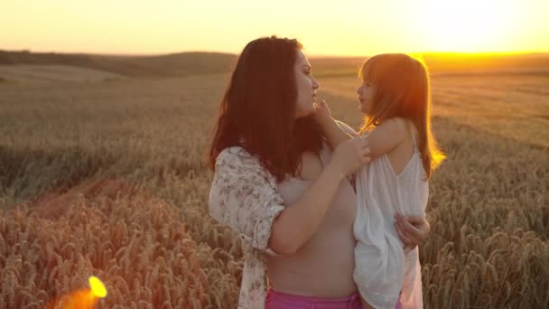 Uma Mãe Segura Sua Filha Seus Braços Fala Com Ela — Vídeo de Stock