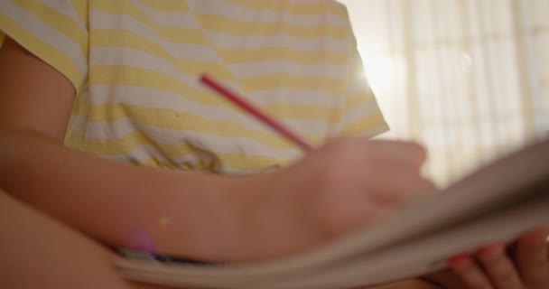 Vibrant Kids Art Bliska Kolorowe Ołówki Ręce Dla Dzieci Crafting — Wideo stockowe