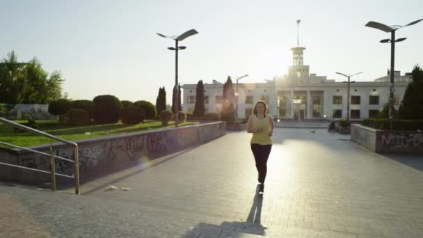 Sınırların Ötesindeki Bağlılık Fitness Yolundaki Cesur Bir Kadının Şehir Gündoğumu — Stok video