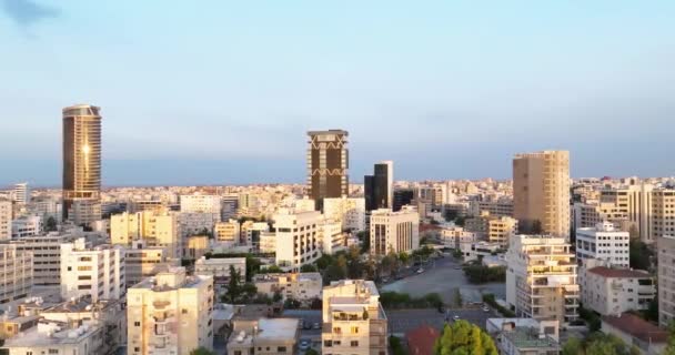 Lefkoşe Üzerinde Günbatımı Kıbrıs Başkentleri Gökdelenleri Kentsel Manzaraları Hava Görüntüsü — Stok video