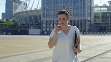 Başarılı bir iş kadını, bir iş merkezinin modern ofisinde rahatlatıcı bir sabah kahve molası vererek verimli bir güne başlıyor. Yüksek kalite 4k görüntü