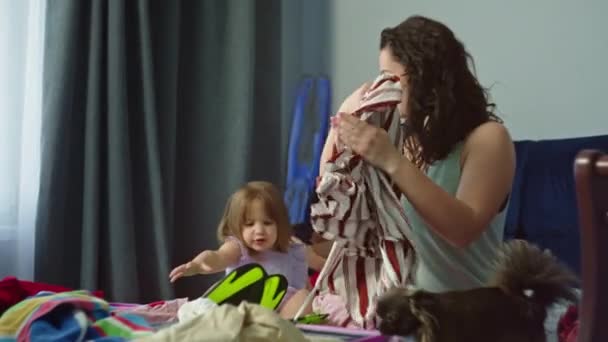 Mor Barn Pakker Koffert Sengen Soverommet Familieferie Forberedelse Bagasje Flyet – stockvideo