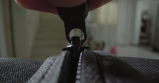 Makrovideo Eines Reißverschlusses Der Einen Taschenverschluss Schließt Hochwertiges Filmmaterial — Stockvideo