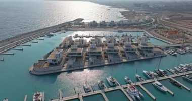 Ayia Napa, Kıbrıs Rum Kesimi 'nden Aerial Vista: Lüks Sahil Resorts, Mimari Yenilemeler ve Sahil Marinaları. Yüksek kalite 4k görüntü