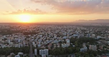 Metropolitan Marvel: Kıbrıs Rum Kesimi 'nin başkenti Lefkoşe' de Hava Gösterisi. Yüksek kalite 4k görüntü