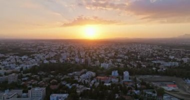 Kıbrıs 'ın başkenti Lefkoşe' nin havadan manzarası. Adadaki eski şehrin mimarisinde günbatımı gökdelenler ve iş merkezlerinden oluşan kentsel bir manzara. Yüksek kalite 4k 