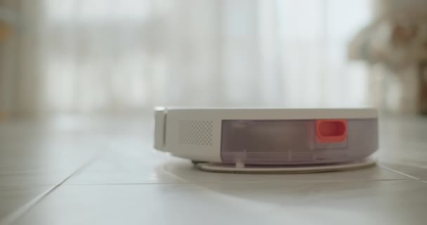 Robotic Vacuum Action Tisztítása Nappali Padló Modern Otthon Kiváló Minőségű — Stock videók