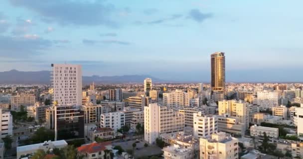 Kıbrıs Başkenti Lefkoşe Nin Havadan Manzarası Şehrin Bölgesinde Yüksek Binaları — Stok video