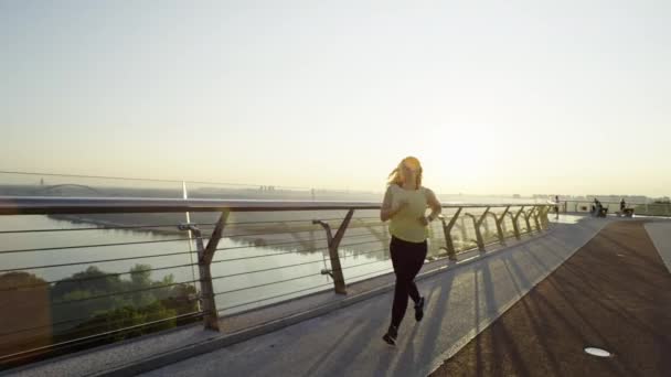 Breaking Stereotypes Every Stride Inspiring Sunrise Run Size Lady Mengejar — Stok Video