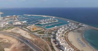 Kıbrıs Rum Kesimi 'nin Ayia Napa kentindeki yat limanının havadan görüntüsü. Lüks tatiller, güzel plajlar, mavi deniz suyu, deniz kenarındaki tatil beldeleri ve oteller. Yüksek kalite 4k görüntü