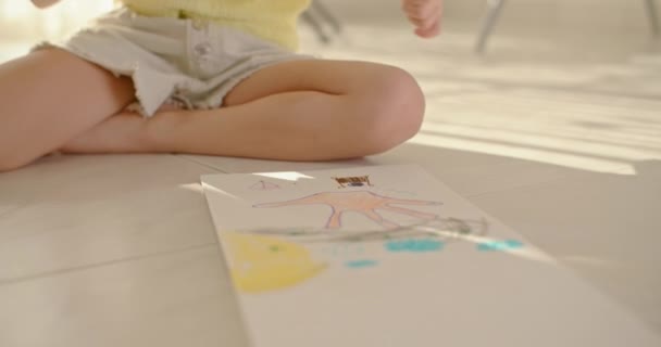Красочные Творения Крупный План Детских Рук Помощью Карандашей Иллюстрации Бумаге — стоковое видео
