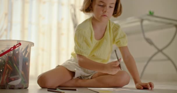 Dziewczyna Rysuje Ołówkami Podłodze Domu Rozwój Dziecięcy Artystyczny Percepcji Świata — Wideo stockowe
