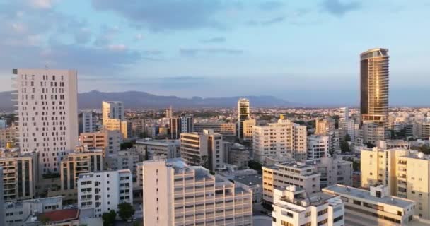 Vista Aérea Del Paisaje Urbano Del Distrito Negocios Atardecer Ciudad — Vídeos de Stock