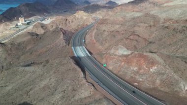 Nevada 'nın havadan görünüşü, Las Vegas, ABD. Dağlar arasında çölde bir yol. Güzel doğa ve manzara. Yüksek kalite 4k görüntü